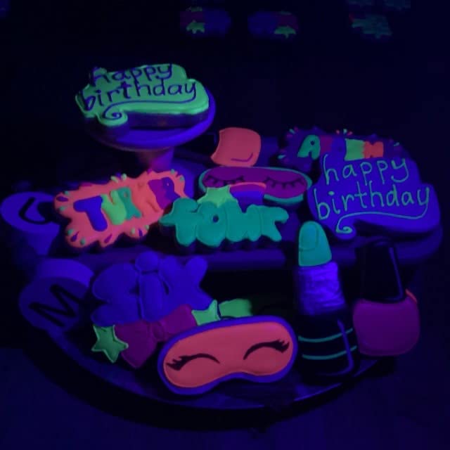 Sunflower Sugar Art Neon Violet Glow In The Dark Petal Dust Food Color - Deep, Rich Violet Matte Powder Cake Accessories for Cake Decoration - 4 Grams Non-Toxic Baking