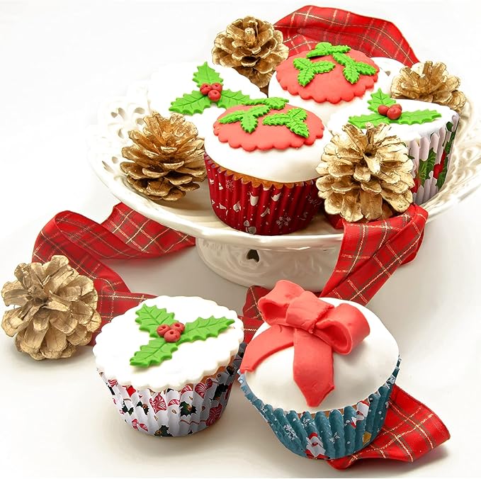 CHENGU 600 Pieces Christmas Cupcake Wrappers, Candy Santa Claus Cupcake Liners Snowman Xmas Colorful Paper Baking Cups for Cake Make Baking Supplies, 6 Styles(Classic Styles)