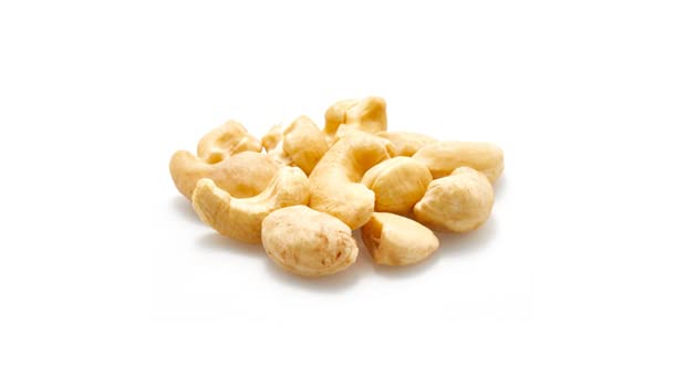 Yupik Raw Cashews, Butts, 2.2 lb (35.2 oz), Gluten-Free, Kosher, Vegan, Broken Nuts, Unsalted, Unroasted, Oil-Free, Source of Protein & Iron, Healthy Snacks, Ideal for Cooking & Baking