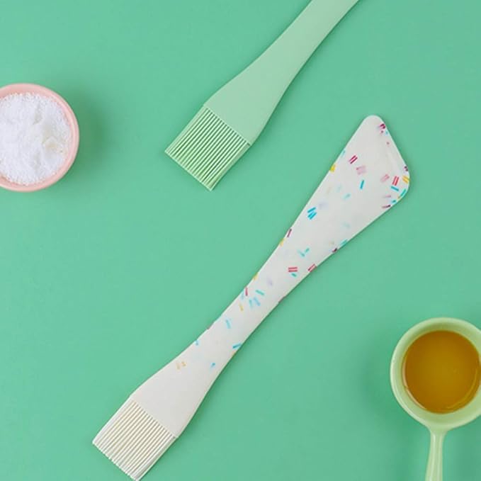 Hemoton 2- in- 1 Silicone Scraper with Oil Brush Double Head Spatula Basting Pastry Brush Baking Scraper Cream Spatulas Cooking Baking Tools (Assorted Color)