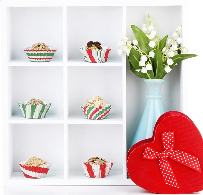 600 Pcs Christmas Party Cupcake Liners Christmas Paper Baking Cups Mini Muffin Liners Small Cupcake Wrappers Xmas Paper Candy Cups for Santa Holiday Chocolate Cake Making Supplies (Classic)