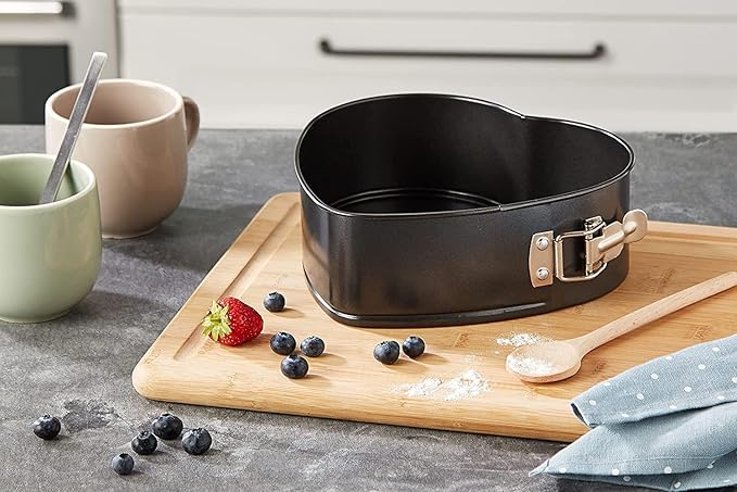 IBILI 8.6-Inch Heart Shaped Cake Pan | Made in Spain | Springform Pan with Removable Bottom/Leakproof Cake Pan, Non-Stick Cheesecake Pan, Perfect for Baking Desserts For Weddings & Valentine's Day