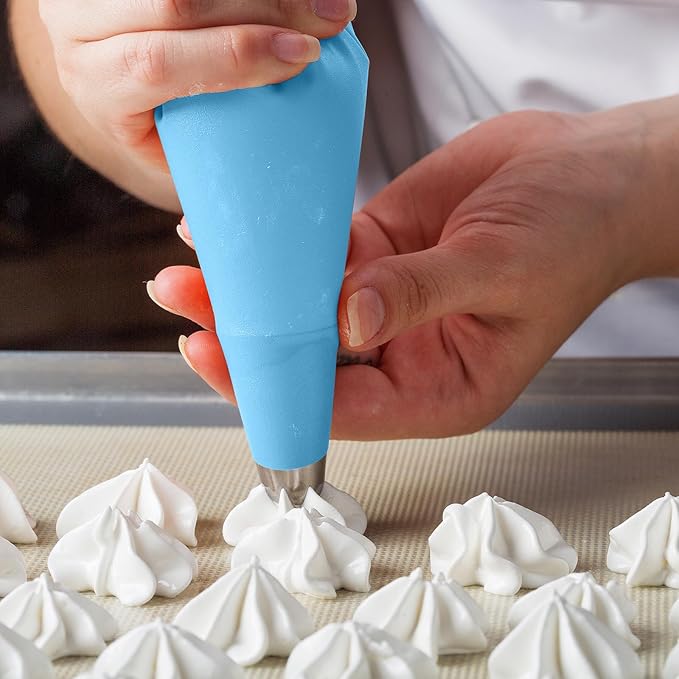 Icing Bags And Tips Set,Frosting Bags and tips,100 Disposable Icing Bags and Piping Tips For Cupcakes, Cookies, Cakes,Baking (110)