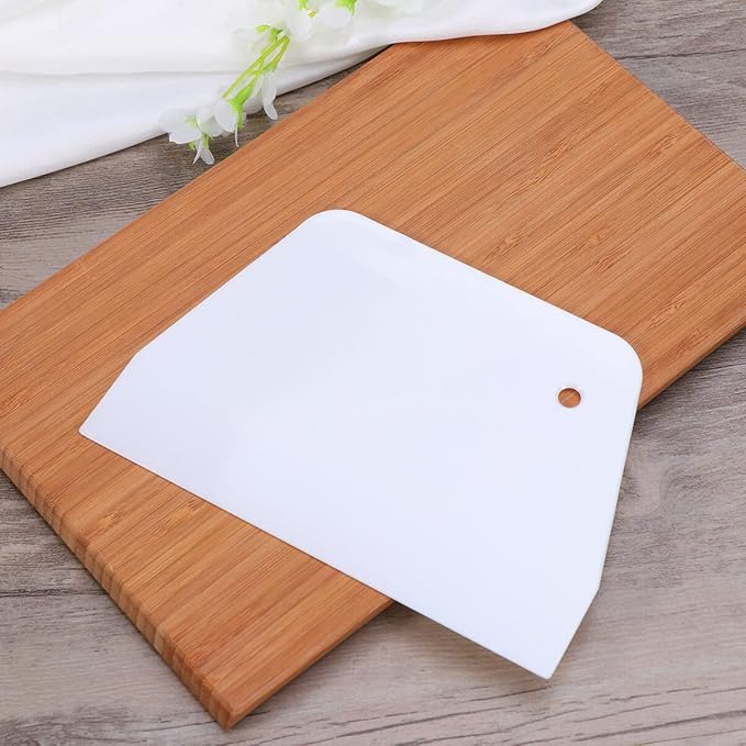 YARNOW 2 PCS Plastic Dough Scrapers, Multipurpose Food Scrappers, Food- Grade Bench Scrapers for Dough Cake Bread Fondant Icing (White)