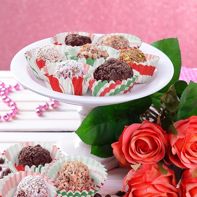 600 Pcs Christmas Party Cupcake Liners Christmas Paper Baking Cups Mini Muffin Liners Small Cupcake Wrappers Xmas Paper Candy Cups for Santa Holiday Chocolate Cake Making Supplies (Classic)