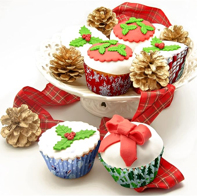 CHENGU 600 Pieces Christmas Cupcake Wrappers, Candy Santa Claus Cupcake Liners Snowman Xmas Colorful Paper Baking Cups for Cake Make Baking Supplies, 6 Styles(Candy Styles)