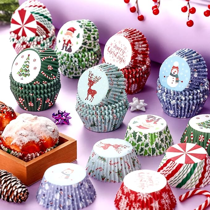 CHENGU 600 Pieces Christmas Cupcake Wrappers, Candy Santa Claus Cupcake Liners Snowman Xmas Colorful Paper Baking Cups for Cake Make Baking Supplies, 6 Styles(Candy Styles)