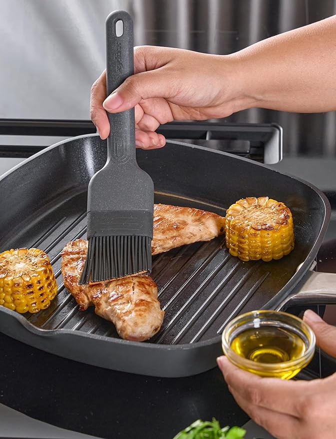 Zyliss Silicone Basting Brush - Heat-Resistant Non-Shedding Bristles with Center Grid for Better Coverage - Curved Handle, Eco-Friendly Wheat Straw Grip Ideal for Grilling & Baking - Dishwasher Safe