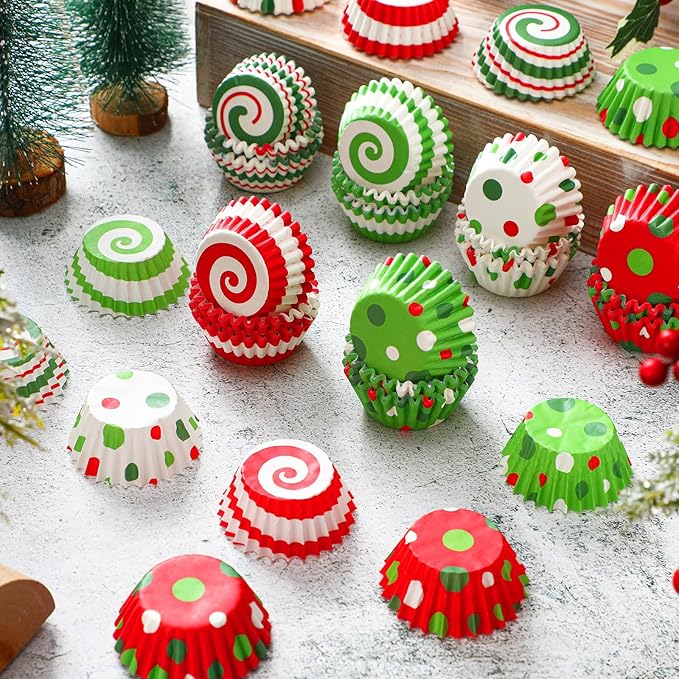 600 Pcs Christmas Party Cupcake Liners Christmas Paper Baking Cups Mini Muffin Liners Small Cupcake Wrappers Xmas Paper Candy Cups for Santa Holiday Chocolate Cake Making Supplies (Fresh)