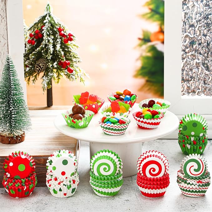 600 Pcs Christmas Party Cupcake Liners Christmas Paper Baking Cups Mini Muffin Liners Small Cupcake Wrappers Xmas Paper Candy Cups for Santa Holiday Chocolate Cake Making Supplies (Fresh)