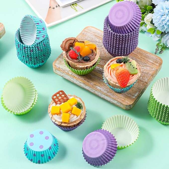Vesici 900 Count Cartoon Monster Cupcake Liners Monster Themed Paper Cupcake Wrappers Green Purple Blue Muffin Baking Cups Cake Holder for Cake Decoration Baby Shower Birthday Party Supplies