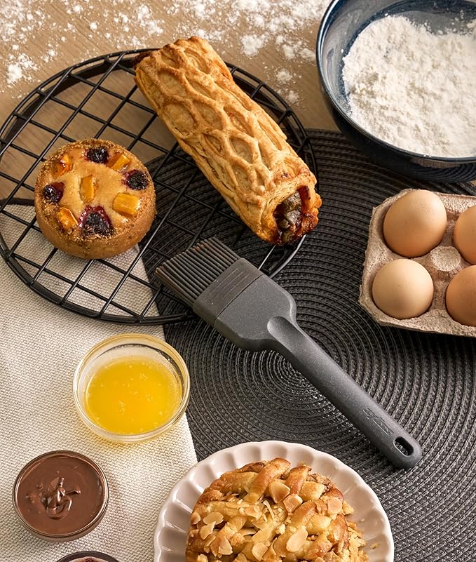 Zyliss Silicone Basting Brush - Heat-Resistant Non-Shedding Bristles with Center Grid for Better Coverage - Curved Handle, Eco-Friendly Wheat Straw Grip Ideal for Grilling & Baking - Dishwasher Safe